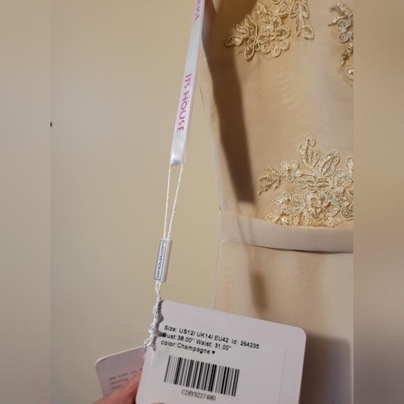 Jj"s house gown size 12, Bust 38 Waist 31.Champagne color. - Picture 10 of 12